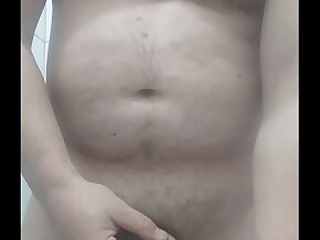 VID 434 Ma masturbez in baie publica si imi beau sperma si pisatul (6min)