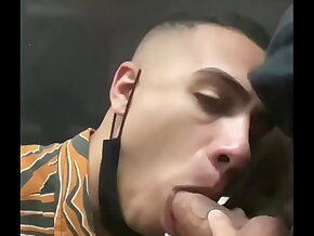 Novinho mamando pau grande em público - Gabriel Martins