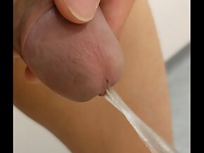 パンパンの膀胱から我慢できずにおしっこ発射！パイパンのおちんちんから勢いよく吹き出すおしっこが尿道口ドアップで見えちゃいます！